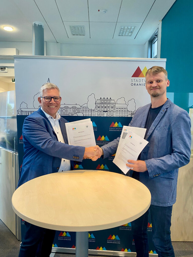 Foto von Peter Grabowsky und Martin Siegler von Vertragsunterzeichnung