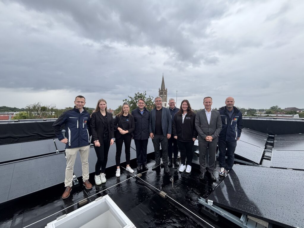 Gruppenfoto von Projektverantwortlichen der Stadtwerke Oranienburg, der B&uuml;rgermeister und der technische Partner