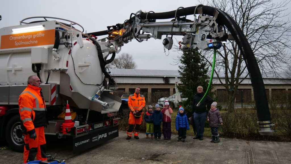 Sp&uuml;lfahrzeug in Aktion