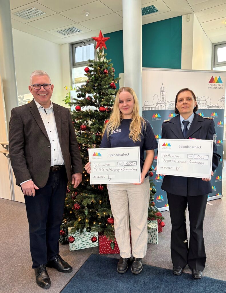 Gruppenfoto: Gesch&auml;ftsf&uuml;hrer Peter Grabowsky und Vertreterinenn des DLRG und Feuerwehr Oraneinburg